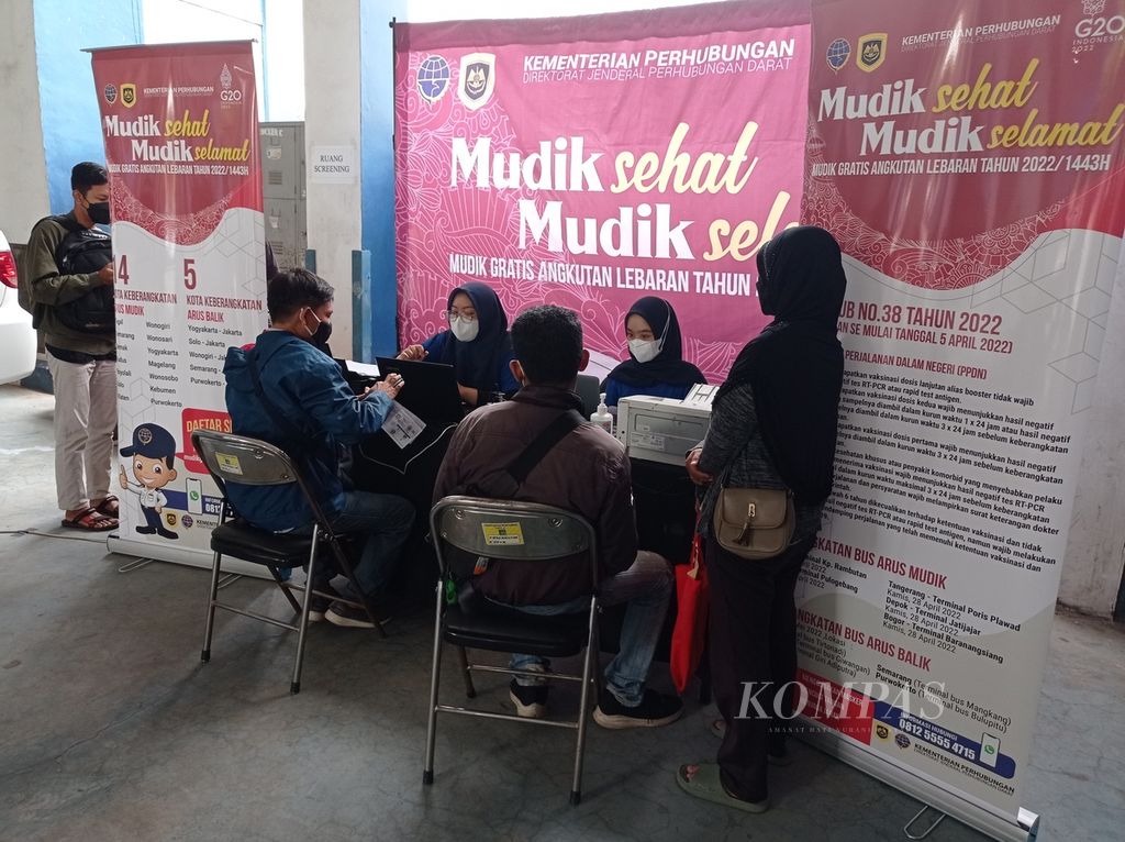 Warga memvalidasi data untuk mudik gratis di posko validasi Dinas Perhubungan Kota Tangerang, Jalan Dr Sitanala, Kelurahan Karangsari, Kecamatan Neglasari, Rabu (13/4/2022).