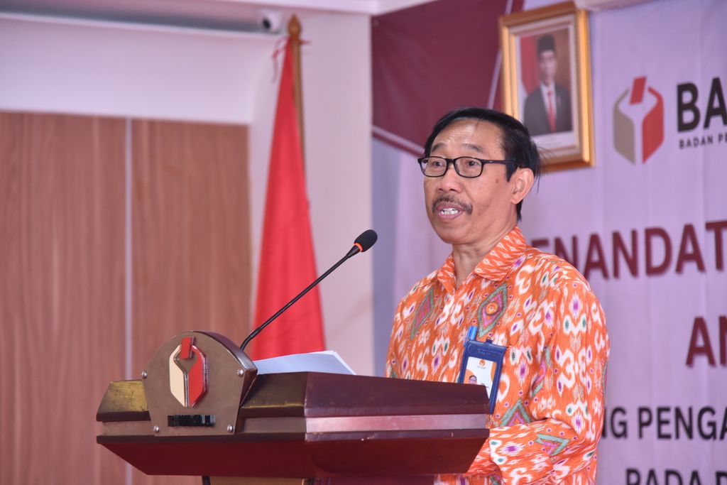 Ketua Komisi Aparatur Sipil Negara Agus Pramusinto (kanan) berbicara dalam acara penandatanganan Perjanjian Kerja Sama (PKS) Pengawasan Netralitas ASN dalam Pemilu dan Pemilihan Serentak 2024 di Jakarta, Selasa (31/1/2023).