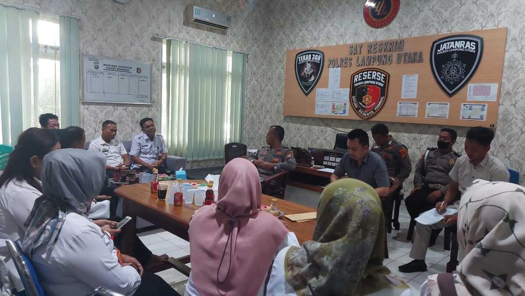 Aparat Polres Lampung Utara bersama Dinas Sosial Lampung Utara membahas persoalan kasus kekerasan anak pada Kamis (8/9/2022). 