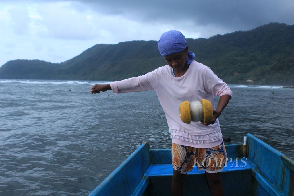 Mentari Tuhumury (22), perempuan nelayan, bersiap memancing di tengah laut, di Desa Urimessing, Kecamatan Nusaniwe, Kota Ambon, Maluku, Minggu (3/9/2023). 