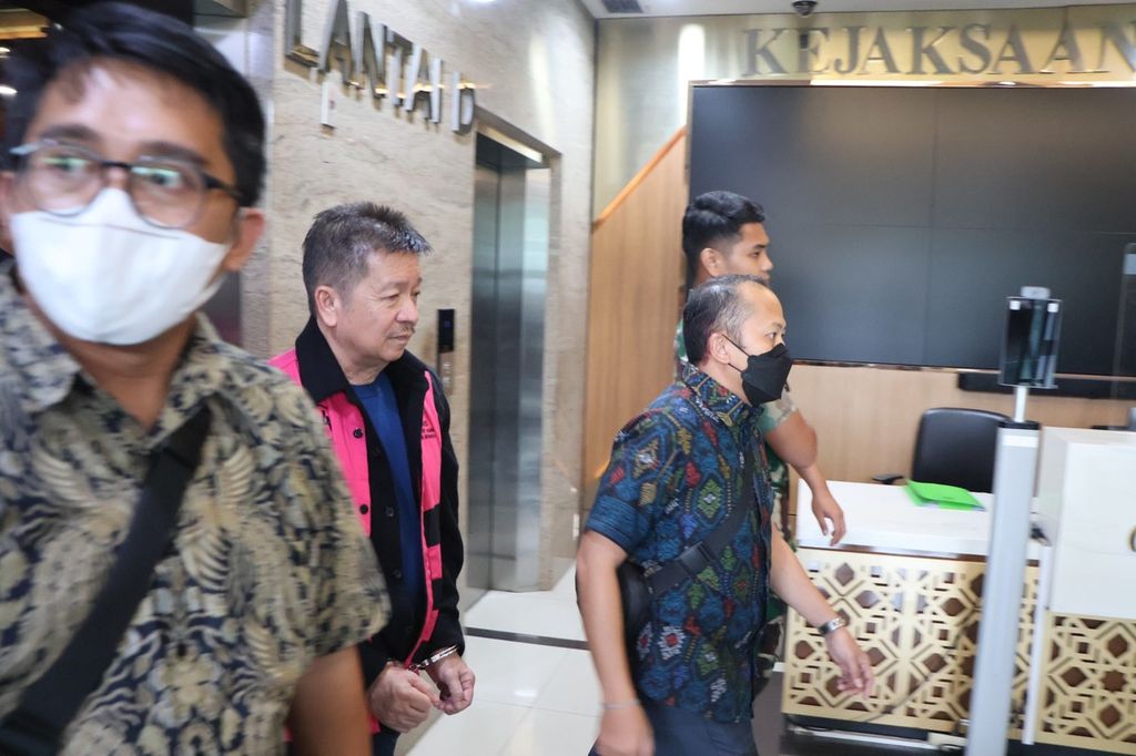 Para tersangka kasus dugaan korupsi tata kelola timah di wilayah IUP PT Timah Tbk ditahan oleh penyidik setelah ditetapkan sebagai tersangka, Jumat (16/2/2024), di Jakarta.