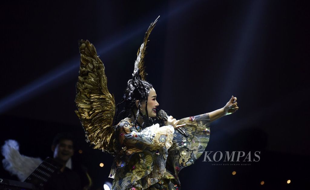 Penampilan penyanyi Titi DJ dalam konser bertajuk Intimate Moment with Titi DJ di Balai Sarbini, Jakarta, Jumat (15/9/2023). 