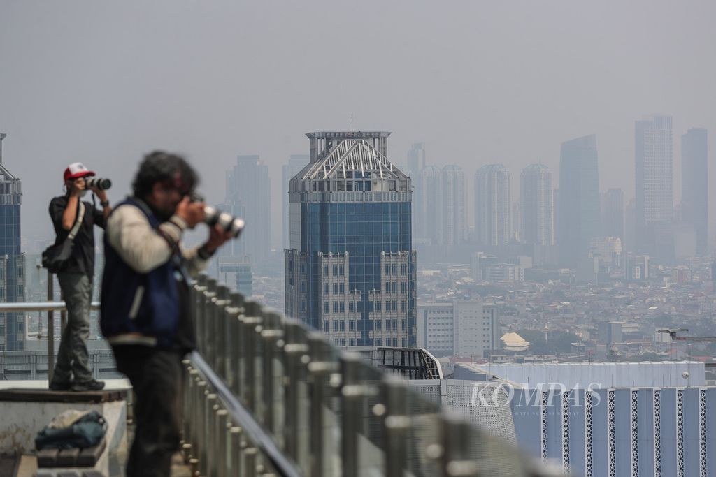 Wartawan memotret Jakarta yang berkabut pada Kamis (10/8/2023). Kualitas udara yang buruk di Jakarta dan wilayah sekitarnya masih menjadi permasalahan yang serius.