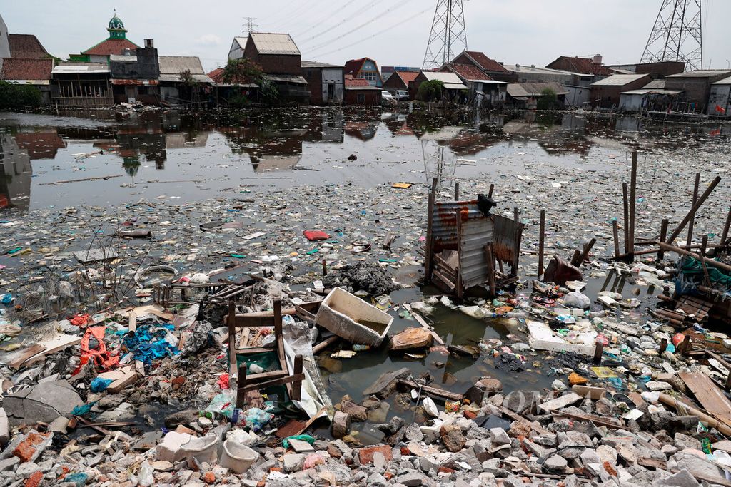 Sampah yang dibuang secara sembarangan menjadi kebiasaan warga di wilayah pesisir Utara, Kota Semarang, Jawa Tengah, Jumat (18/11/2022). Sampah plastik dari beragam produk tersebut menjadi salah satu persoalan lingkungan di sepanjang pesisir utara, salah satunya Kota Semarang. 