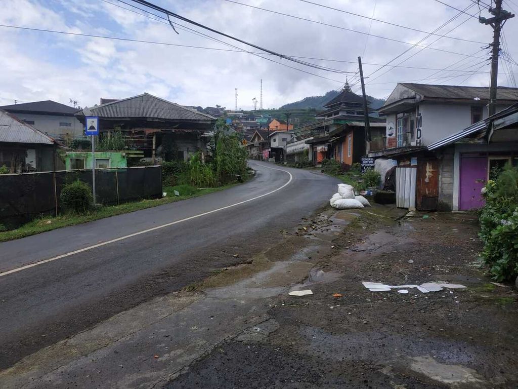 Kondisi jalur Dieng-Batur setelah banjir bandang di Kabupaten Banjarnegara, Jawa Tengah, Kamis (3/2/2022).