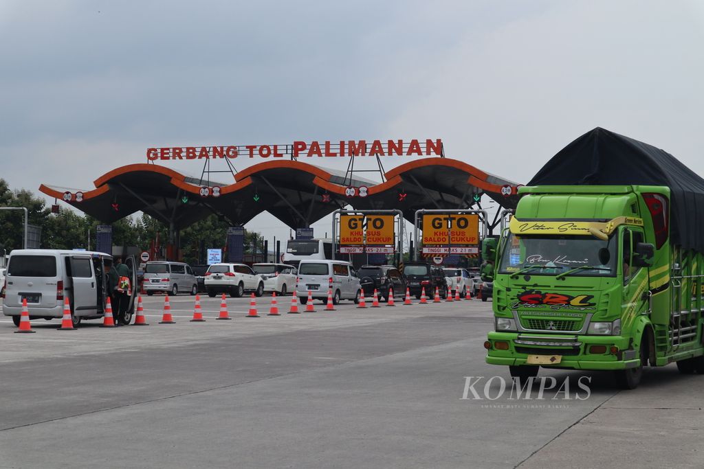 Truk melintasi Gerbang Tol Palimanan, Kabupaten Cirebon, Jawa Barat, Kamis (10/2/2022). Salah satu gardu di GT Palimanan dilengkapi teknologi pengukuran beban atau <i>weigh in motion</i>. Alat itu dapat mendeteksi kendaraan yang beban dan dimensinya melebihi ketentuan.