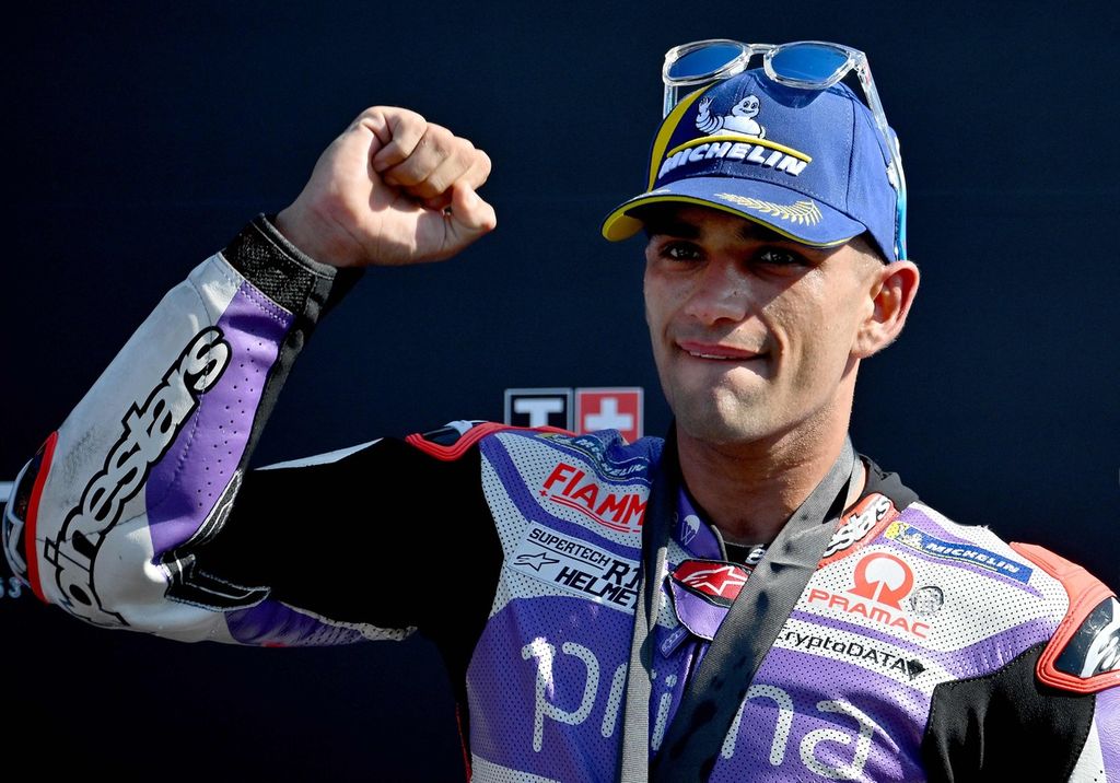 Pebalap tim Prima Pramac Racing Jorge Martin merayakan keberhasilannya sebagai pemenang balapan sprint MotoGP seri San Marino di Sirkuit Misano, Italia, Sabtu (9/9/2023). 