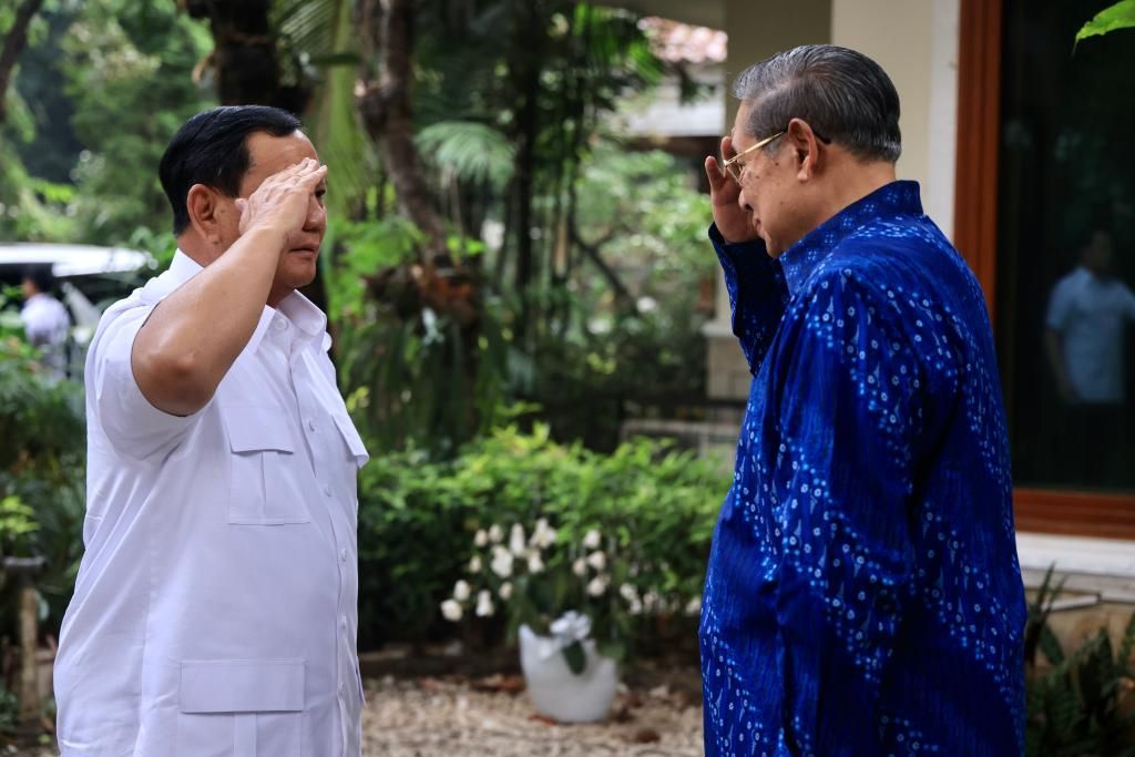 Bakal calon presiden dari Koalisi Indonesia Maju Prabowo Subianto saat meminta restu dari Presiden ke-6 RI yang kini menjabat sebagai Ketua Majelis Tinggi Partai Demokrat, Susilo Bambang Yudhoyono, beberapa waktu lalu.