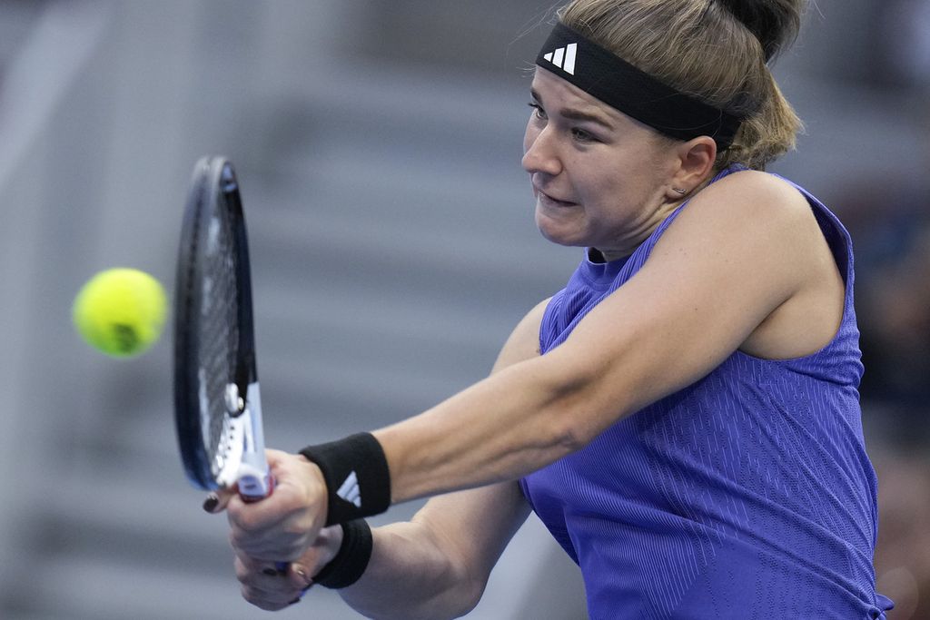 Karolina Muchova, petenis Ceko, memukul bola saat menghadapi Aryna Sabalenka (Belarus) pada pada laga perempat final WTA 1000 Beijing di China National Tennis Center di Beijing, Jumat (4/10/2024). Muchova menang 7-6(5), 2-6, 6-4