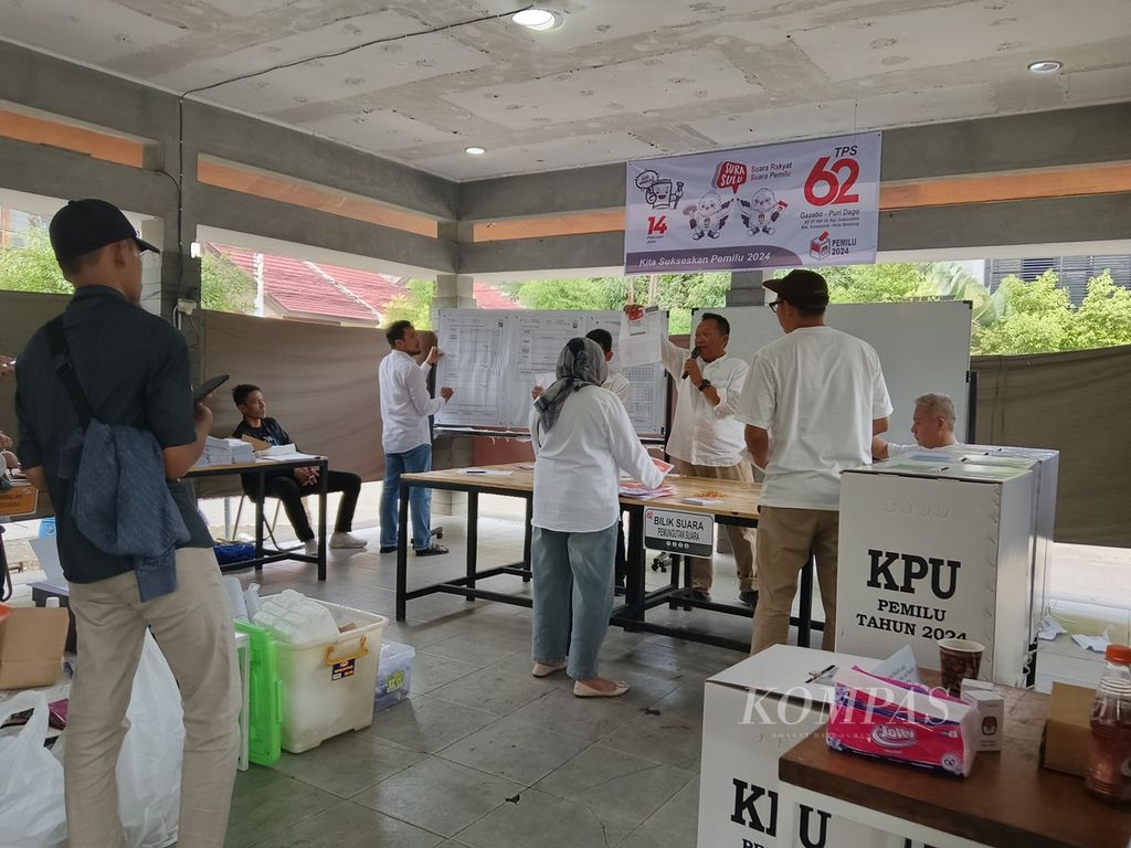 Penghitungan surat suara di salah satu TPS di Kecamatan Arcamanik, Kota Bandung, Jawa Barat, Rabu (14/2/2024). 