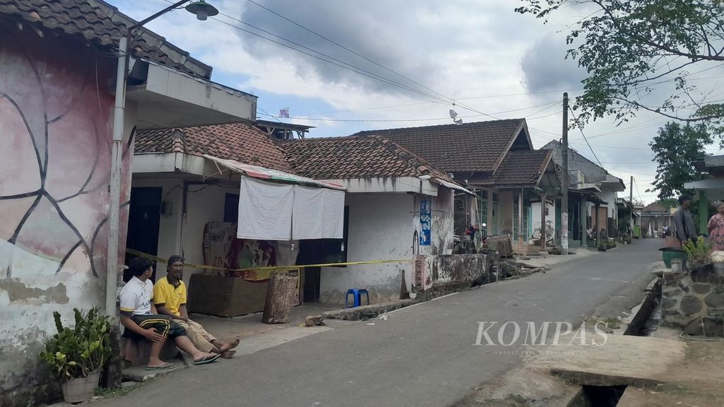 Warga duduk-duduk di depan rumah kontrakan tempat Mujiati (33) dan anaknya, A (3), ditemukan meninggal di Dusun Karangan, Desa Donowarih, Kecamatan Karangploso, Kabupaten Malang, Jawa Timur, Jumat (21/7/2023).