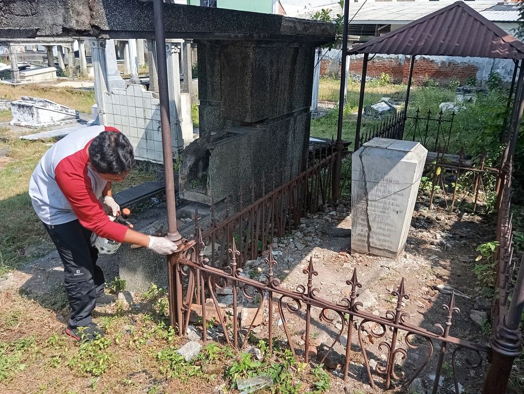 Aktivitas anggota Tim Kerja Pemeliharaan Cagar Budaya Balai Pelestarian Kebudayaan Wilayah XI (Jawa Timur) di Makam Peneleh, Surabaya, Jawa Timur, Sabtu (25/5/2024). Kompleks pemakaman seluas 4-5 hektar ini akan dipugar secara bertahap sebagai warisan cagar budaya era kolonial Hindia-Belanda menjadi perpustakaan hidup dengan inisiatif dari komunitas Begandring Soerabaia.