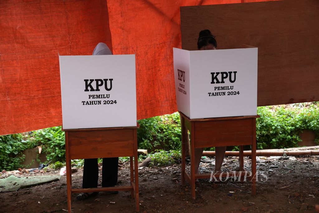 Warga menggunakan hak pilihnya dalam Pemilu 2024 di tempat pemungutan suara di Kelurahan Cipinang Besar Utara, Jatinegara, Jakarta Timur, Rabu (14/2/2024). 
