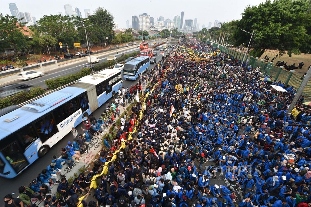 Para mahasiswa memadati Jalan Gatot Subroto saat berunjuk rasa di depan Gedung DPR Senayan, Jakarta, Selasa (24/9/2019). Mereka menuntut dibatalkannya Undang-Undang Komisi Pemberantasan Korupsi (UU KPK) yang baru saja direvisi dan menolak Revisi Kitab Undang-undang Hukum Pidana (RKUHP).