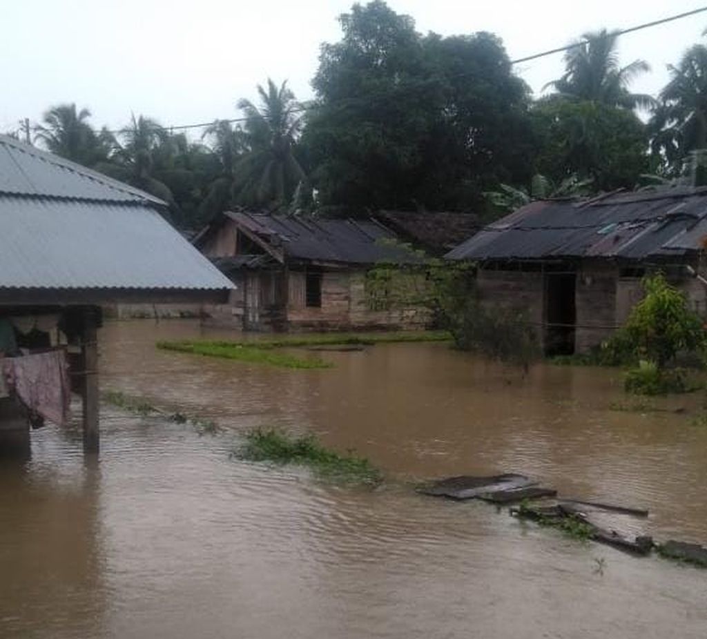Banjir menggenangi rumah warga di Desa Mongan Poula, Kecamatan Siberut Utara, Kepulauan Mentawai, Sumatera Barat, Minggu (13/11/2022).