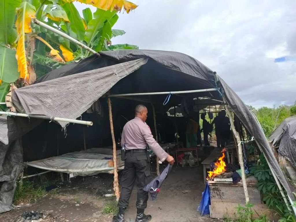 Tenda petambang dibakar dalam operasi penertiban lokasi tambang emas liar di Gunung Botak, Pulau Buru, Maluku, Senin (24/5/2021).