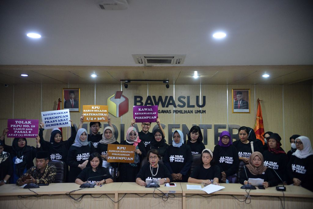 Perwakilan Institut Perempuan, Valentina Sagala (ketiga dari kiri), memberikan pernyataan sikap mengenai penolakan Peraturan Komisi Pemilihan Umum (PKPU) Nomor 10 Pasal 8 didampingi para peserta aksi di kompleks Badan Pengawas Pemilu (Bawaslu), Jakarta Pusat, Senin (8/5/2023). 