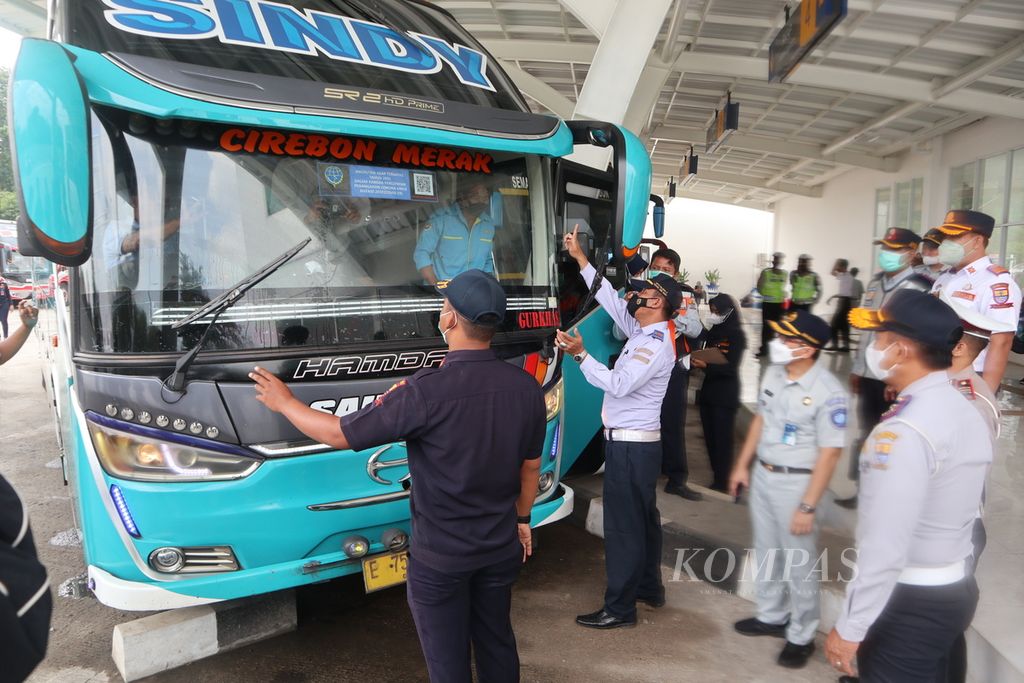 Petugas mengecek kondisi fisik bus di Terminal Harjamukti, Kota Cirebon, Jawa Barat, Rabu (20/4/2022). Pemeriksaan rem, lampu, dan kesehatan sopir bus tersebut untuk memastikan kendaraan prima saat arus mudik Lebaran 2022.