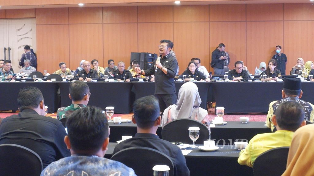 Menteri Pertanian Syahrul Yasin Limpo (berdiri di tengah) memberi arahan dalam Rapat Koordinasi Antisipasi Dampak Iklim El Nino Provinsi Kalimantan Selatan di Banjarmasin, Jumat (11/8/2023).