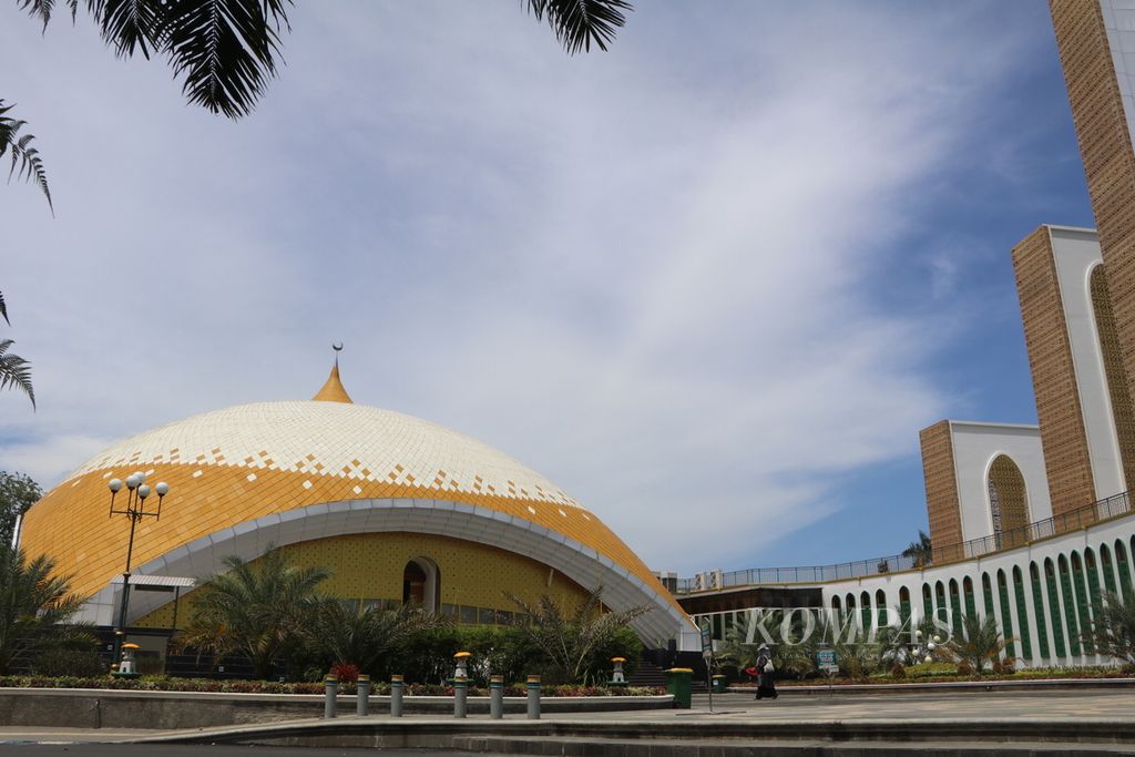 Masjid Agung Sultan Thaf Sinar Basarsyah di Kabupaten Deli Serdang, Sumatera Utara, Jumat (1/4/2022). Kemegahan arsitektur masjid dengan atap kubah berwarna emas dan putih itu menjadi ikon Deli Serdang.