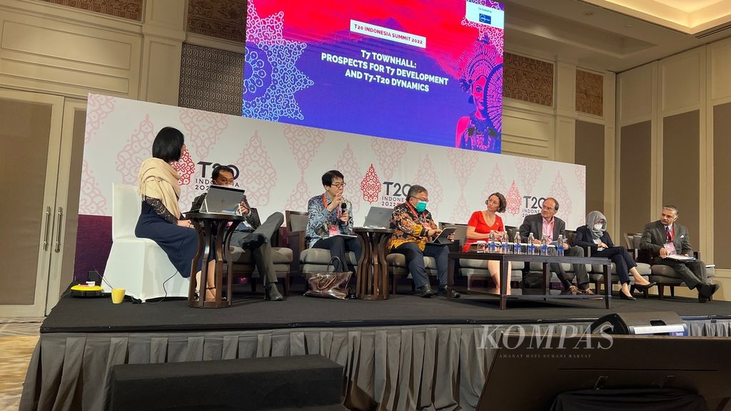 Lead Co-Chair T20 Indonesia Bambang Brodjonegoro (keempat dari kiri) sedang memeriksa sabak elektroniknya dalam diskusi panel para ahli dari negara-negara anggota G7 dan G20 pada KTT T20 Indonesia di Nusa Dua, Bali, Selasa (6/9/2022). 