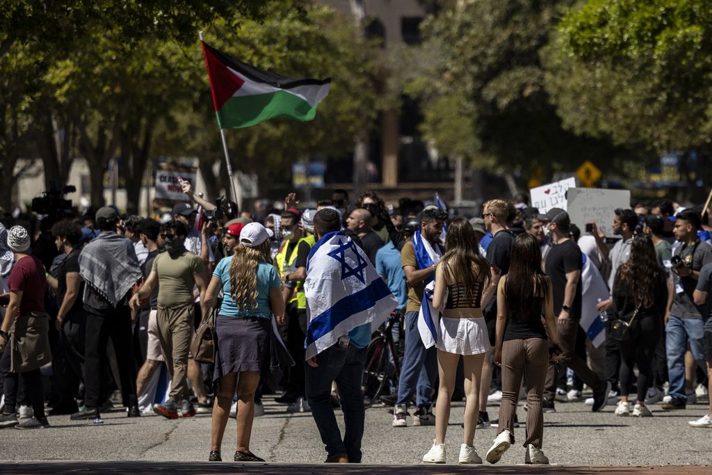 Pengunjuk rasa dari kelompok pro-Israel bertemu dengan pengunjuk rasa pro-Palestina saat berlangsung protes di kampus Universitas California Los Angeles (UCLA), Amerika Serikat, Minggu (28/4/2024). 