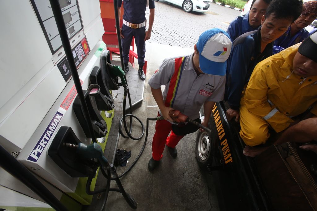 Petugas SPBU Coco Pertamina Nomor 31.131.01 melayani pembelian bahan bakar pertamax di Jalan Pramuka Raya, Jakarta, Sabtu (1/2).