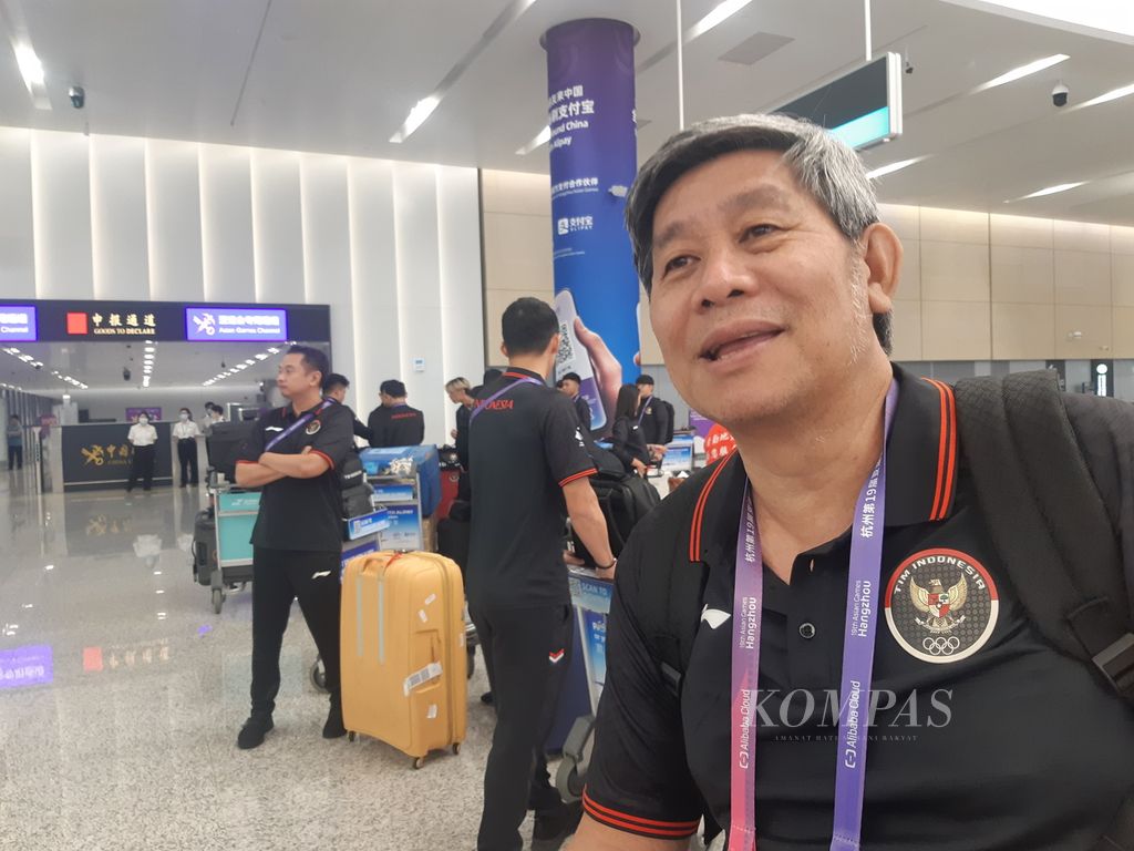Pelatih bulu tangkis ganda campuran Indonesia Herry Imam Pierngadi diwawancarai di Bandara Hangzhou, China, Senin (25/9/2023). Bulu tangkis menjadi salah satu cabang olahraga yang diandalkan meraih emas di Asian Games Hangzhou 2022.