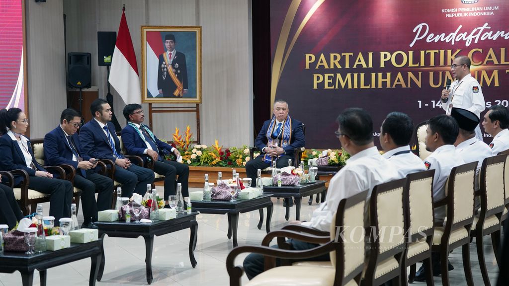 Suasana saat Ketua Komisi Pemilihan Umum (KPU) Pusat Hasyim Asyari (kanan) menerima Partai Nasdem ketika mendaftarkan untuk keikutsertaan Pemilu 2024 di kantor KPU Pusat, Jakarta, Senin (1/8/2022). 