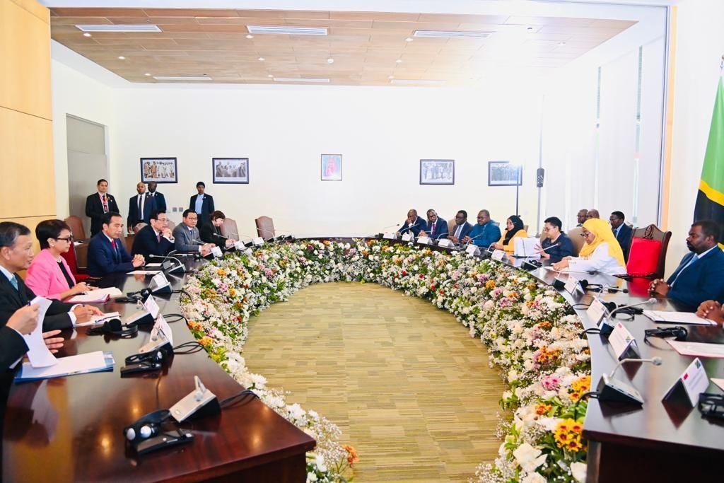 Presiden Joko Widodo dan Presiden Republik Persatuan Tanzania Samia Suluhu Hassan memimpin delegasi masing-masing dalam pertemuan bilateral di Dar Es Salaam State House, Dar Es Salaam, Tanzania, Selasa (22/8/2023).