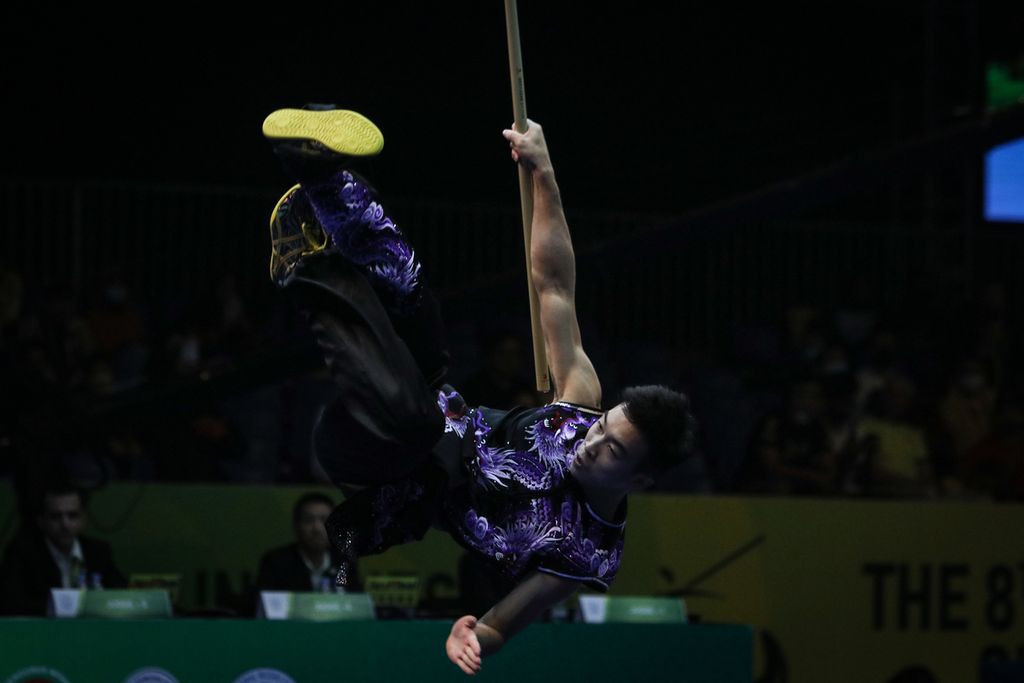 Atlet wushu Indonesia, Josh Tiesto Tanto, tampil pada kategori taolu nomor nangun dalam Kejuaraan Dunia Wushu Yunior 2022 di Indonesia Convention Exhibition BSD, Kabupaten Tangerang, Banten, Kamis (8/12/2022). Josh meraih medali perak pada nomor itu.