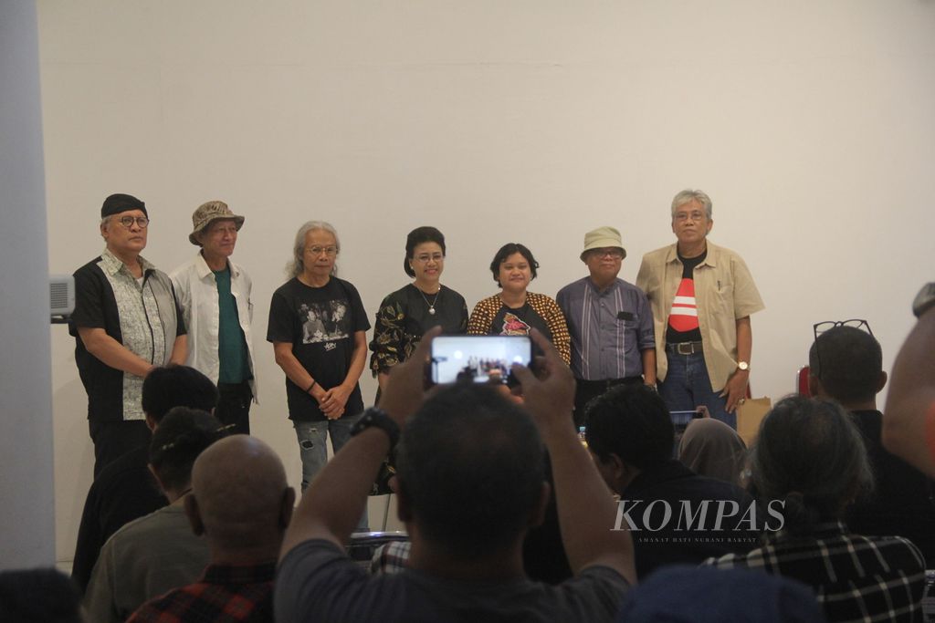 Sejumlah pembicara dan perwakilan keluarga berfoto bersama dalam acara peluncuran dua buku untuk memperingati satu tahun meninggalnya Hariadi Saptono (wartawan Harian <i>Kompas</i> pada 1984-2016), Sabtu (13/5/2023), di Bentara Budaya Yogyakarta, Kota Yogyakarta. 
