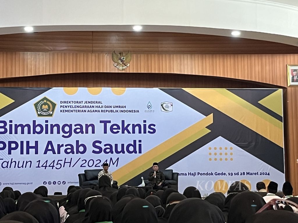 Direktur Bina Haji Kementerian Agama Arsad Hidayat menyampaikan materi dalam acara Bimbingan Teknis Petugas Penyelenggara Ibadah Haji (PPIH) Arab Saudi Tahun 1445 Hijriah/2024 Masehi, Rabu (30/3/2024), di Asrama Haji, Jakarta.