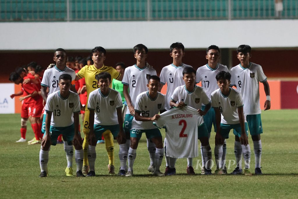 Pemain tim Indonesia U-16 bersiap bertanding melawan tim Singapura U-16 pada laga Piala AFF U-16 di Stadion Maguwoharjo, Sleman, DI Yogyakarta, Rabu (3/8/2022). Para pemain membawa jersei penghormatan untuk mantan pemain Indonesia U-16 periode 2018-2019, Alfin Lestaluhu.