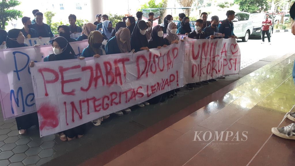 Puluhan mahasiswa yang tergabung dalam Aliansi Mahasiswa Unila menggelar unjuk rasa di depan Gedung Rektorat Unila, Bandar Lampung, Senin (22/8/2022).