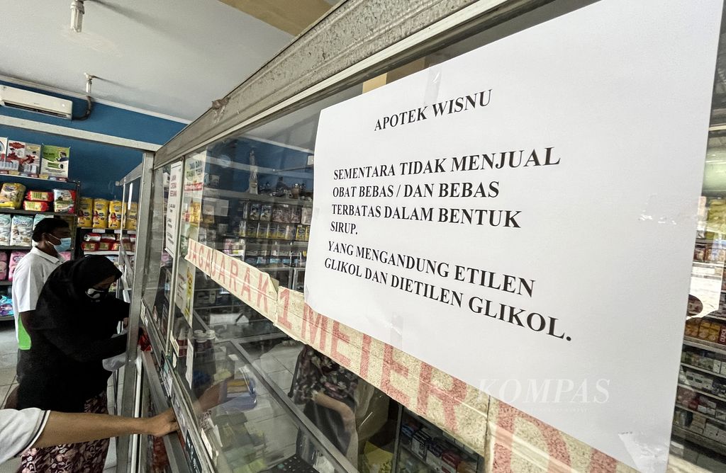 Pemberitahuan perihal penghentian sementara penjualan produk obat sirop di Apotek Wisnu, Ciledug, Kota Tangerang, Banten, Minggu (23/10/2022). 