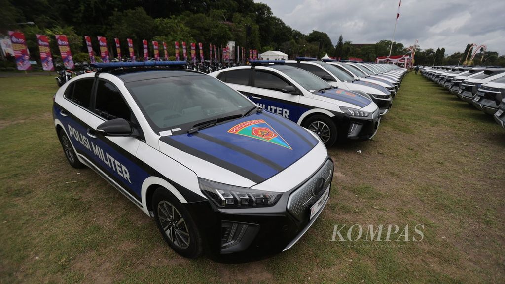 Several electric cars are parked during the VVIP Security Forces ceremony at the Niti Mandala field in Renon, Denpasar, Bali, on Monday (7/11/2022). There are 252 units of electric cars that will be used to escort the delegates of the upcoming G20 Summit. Security for the summit will dispatch 18,030 personnel, 14,351 of whom are from the Indonesian Military (TNI). 