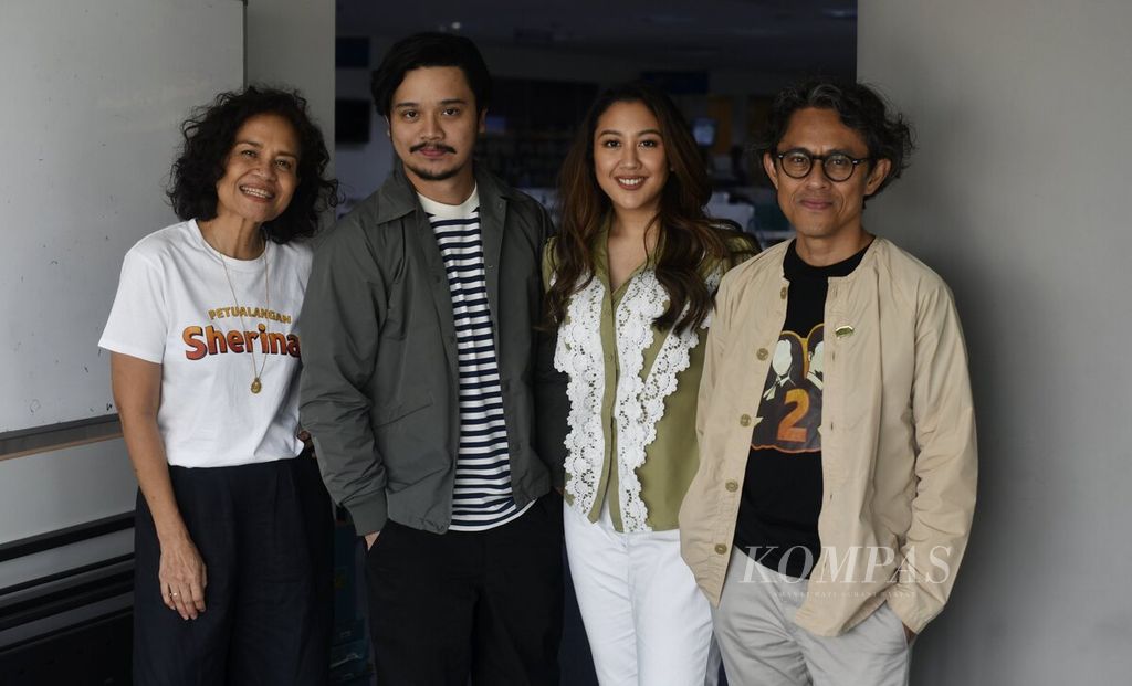 Produser film <i>Petualangan Sherina 2</i> Mira Lesmana, pemain film <i>Petualangan Sherina 2</i>, Derby Romero dan Sherina Munaf, serta sutradara film Riri Riza (dari kiri ke kanan) saat berkunjung ke Redaksi <i>Kompas</i>, Jakarta, Kamis (24/8/2023). 