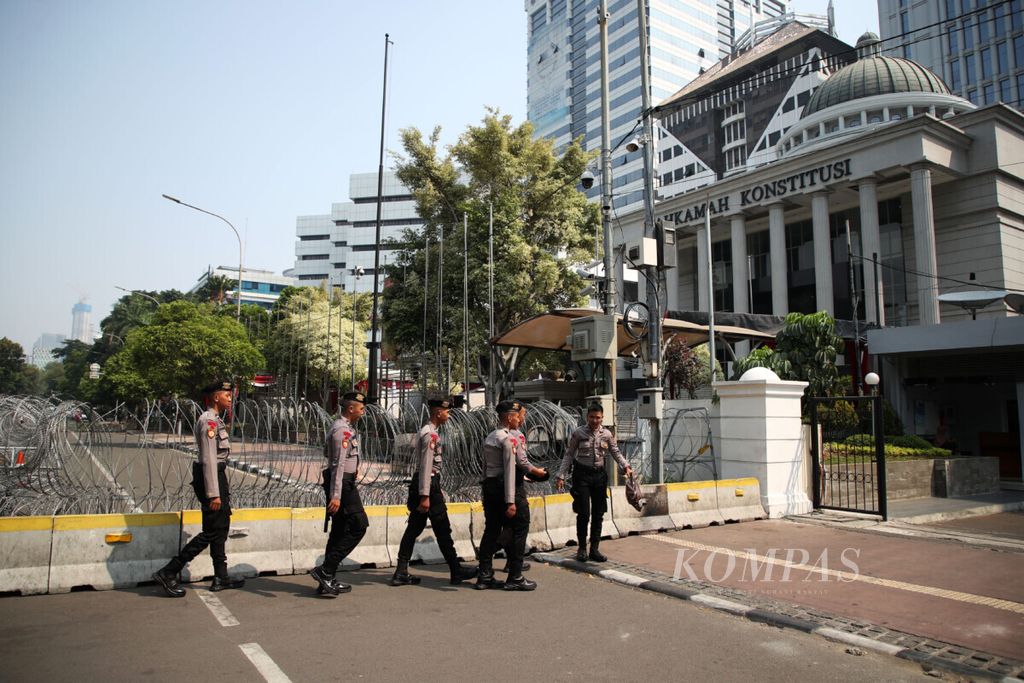 Kawat berduri dipasang di depan Gedung Mahkamah Konstitusi, Jakarta, 21 Juli 2019. Saat itu, sidang perselisihan hasil Pemilu Legislatif 2019 masih digelar di Mahkamah Konstitusi. 