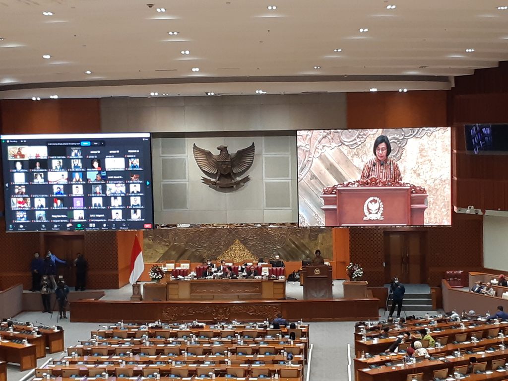 Menteri Keuangan Sri Mulyani Indrawati dalam Sidang Paripurna DPR dengan agenda pengesahan Rancangan Undang-Undang Pengembangan dan Penguatan Sektor Keuangan di Gedung DPR, Jakarta, Kamis (15/12/2022).
