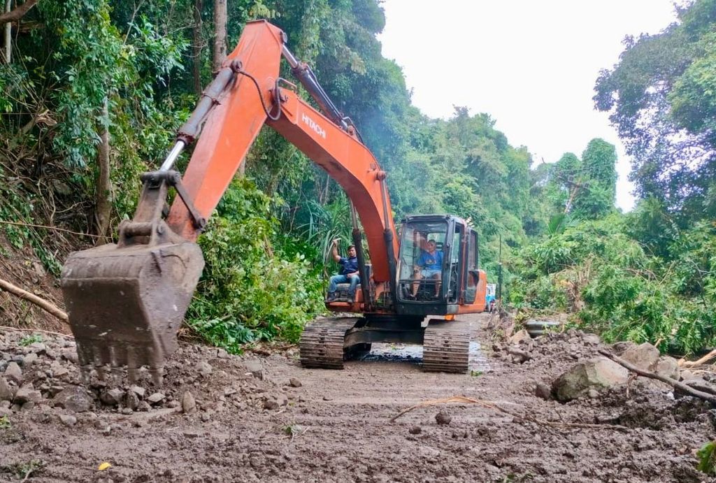 Jalan menuju lokasi wisata Gapang, Kota Sabang, Aceh, putus karena ambles, Senin (30/1/2023). Bencana alam longsor dan banjir membuat aktivitas wisata di Sabang terganggu. 