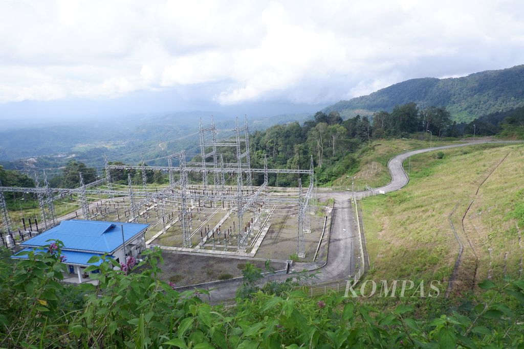 Tampak <i>switch yard</i> pada Pembangkit Listrik Tenaga Panas Bumi (PLTP) Lumut Balai milik PT Pertamina Geothermal Energy Tbk, di Kabupaten Muara Enim, Sumatera Selatan, Kamis (29/2/2024). Unit 1 PLTP Lumut Balai, dengan kapasitas 55 MW, mulai beroperasi komersial pada 2019. Adapun unit 2, juga berkapasitas 55 MW, ditargetkan beroperasi tahun ini.