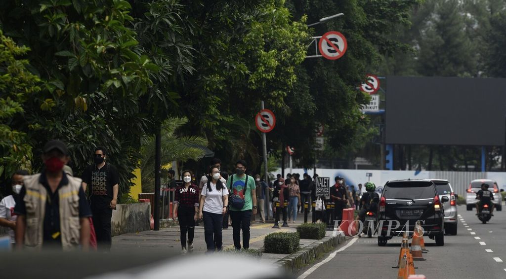 Warga mengenakan masker saat beraktivitas di ruang publik di kawasan Jalan Panglima Polim, Jakarta Selatan, Sabtu (15/1/2022). Disiplin memakai masker akan membantu mengurangi risiko terinfeksi Covid-19.