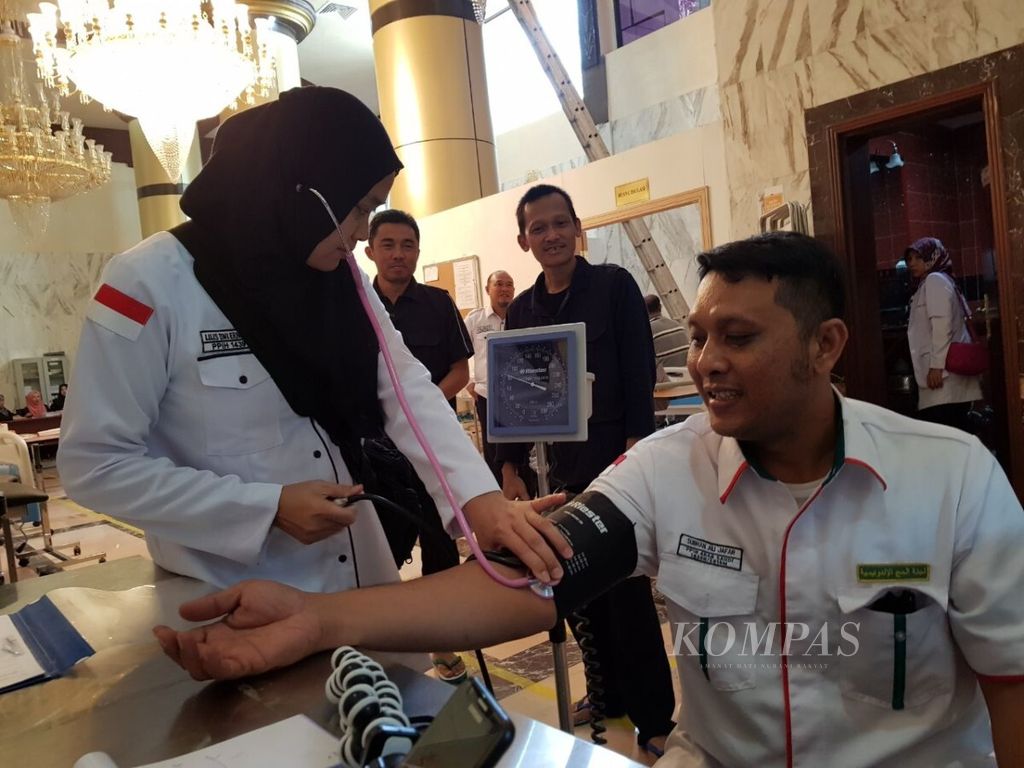 Seorang dokter melayani pasien di Klinik Kesehatan Haji Indonesia (KKHI), Mekkah, Arab Saudi, Selasa (24/7/2018).