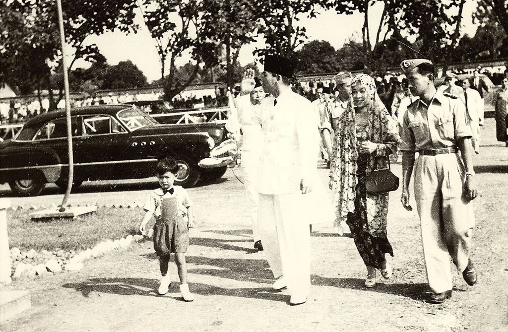 Tanggal 19 Desember1948 setahun setelah agresi II, Presiden Soekarno dengan diantar Letkol Soeharto (kanan) meninggalkan Yogya menuju Jakarta. Perang Kemerdekaan berakhir, kedaulatan negara dan pemerintahaan pulih kembali.
