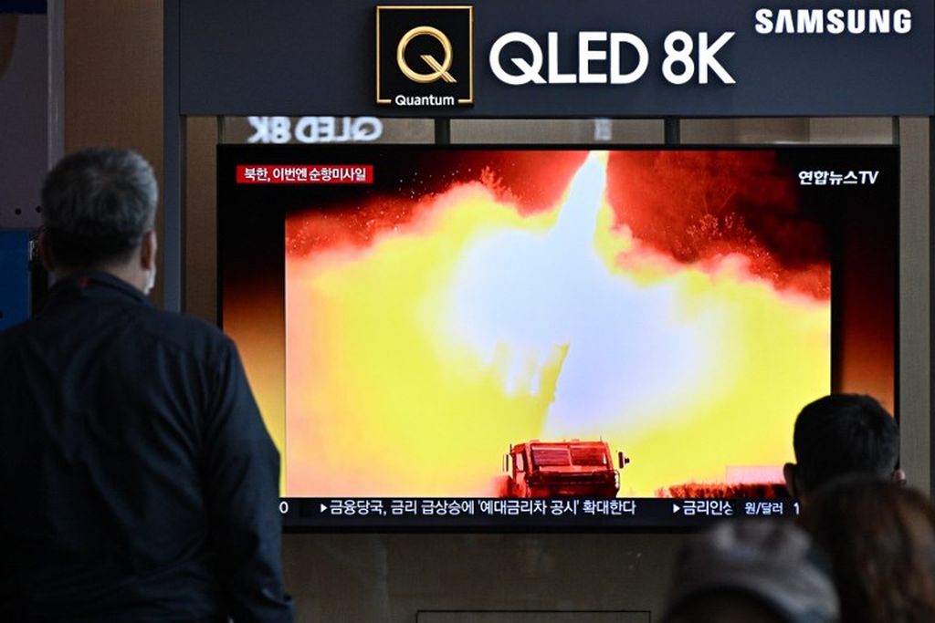 Beberapa orang menonton siaran berita yang menunjukkan foto uji coba rudal Korea Utara di stasiun kereta api di Seoul, Korea Selatan, 13 Oktober 2022. 