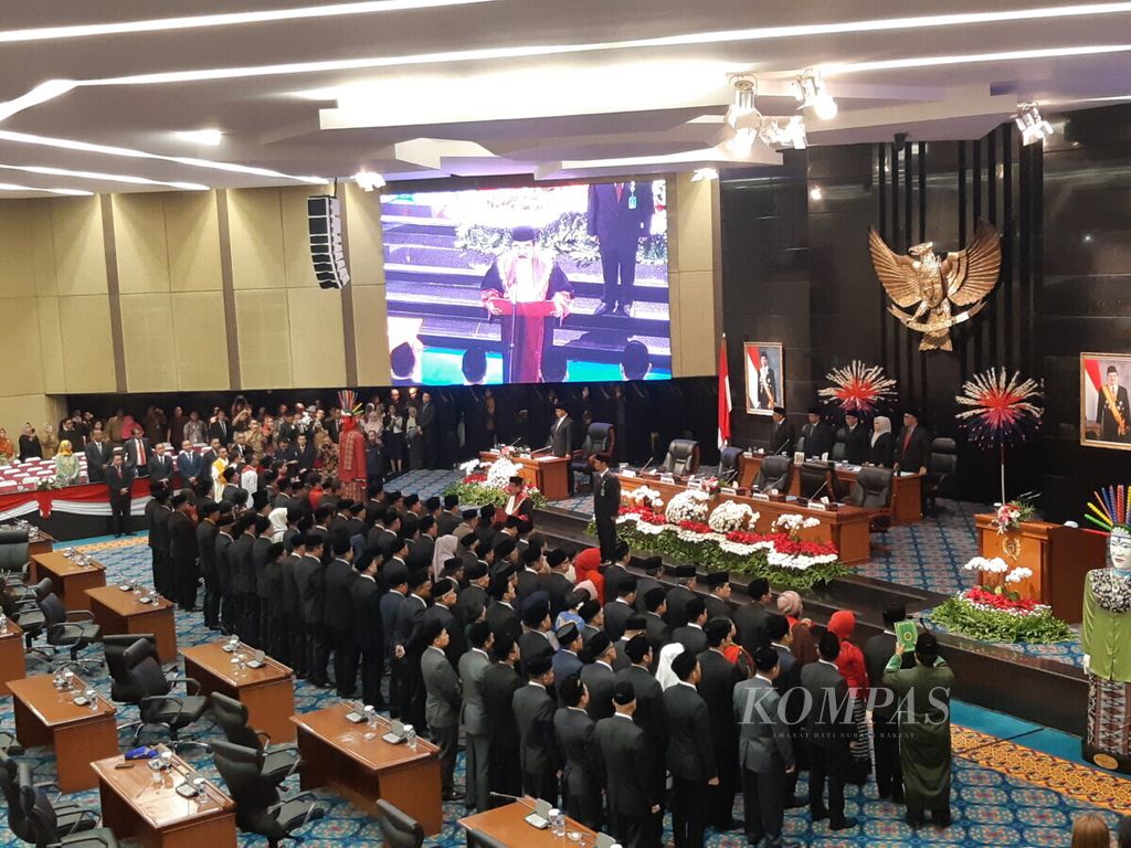 Sebanyak 106 anggota DPRD DKI Jakarta periode 2019-2024 resmi dilantik dalam rapat paripurna istimewa di Gedung DPRD DKI Jakarta, Senin (26/8/2019).