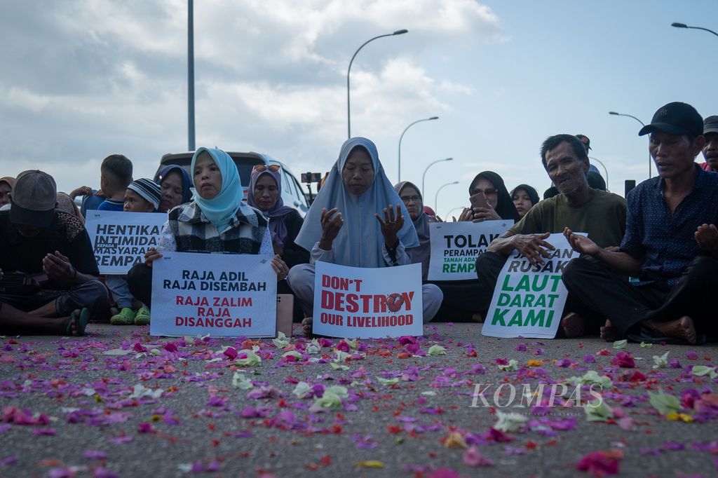 Warga memanjatkan doa bersama seusai tabur bunga di Jembatan Barelang IV, Pulau Rempang, Batam, Kepulauan Riau, Sabtu (7/9/2024). Aksi itu untuk memperingati tragedi bentrokan warga dan aparat terkait Proyek Strategis Nasional Rempang Eco City tepat satu tahun lalu.