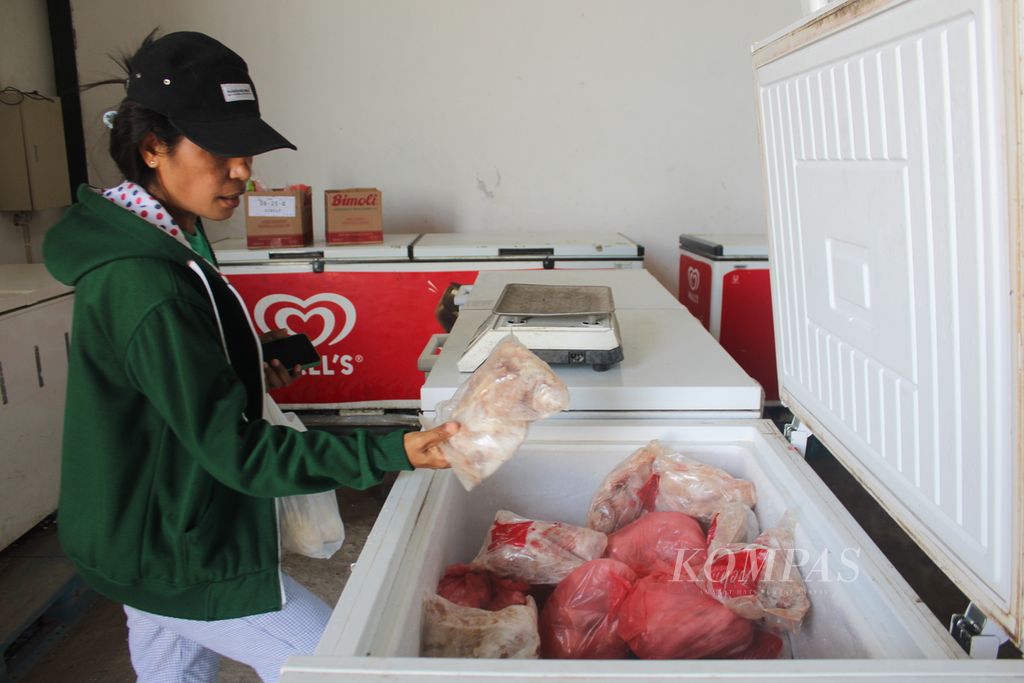 Buyers choose frozen chicken meat at the Rumah Kita outlet in Lewoleba, Lembata Regency, East Nusa Tenggara, Thursday (17/5/2024).