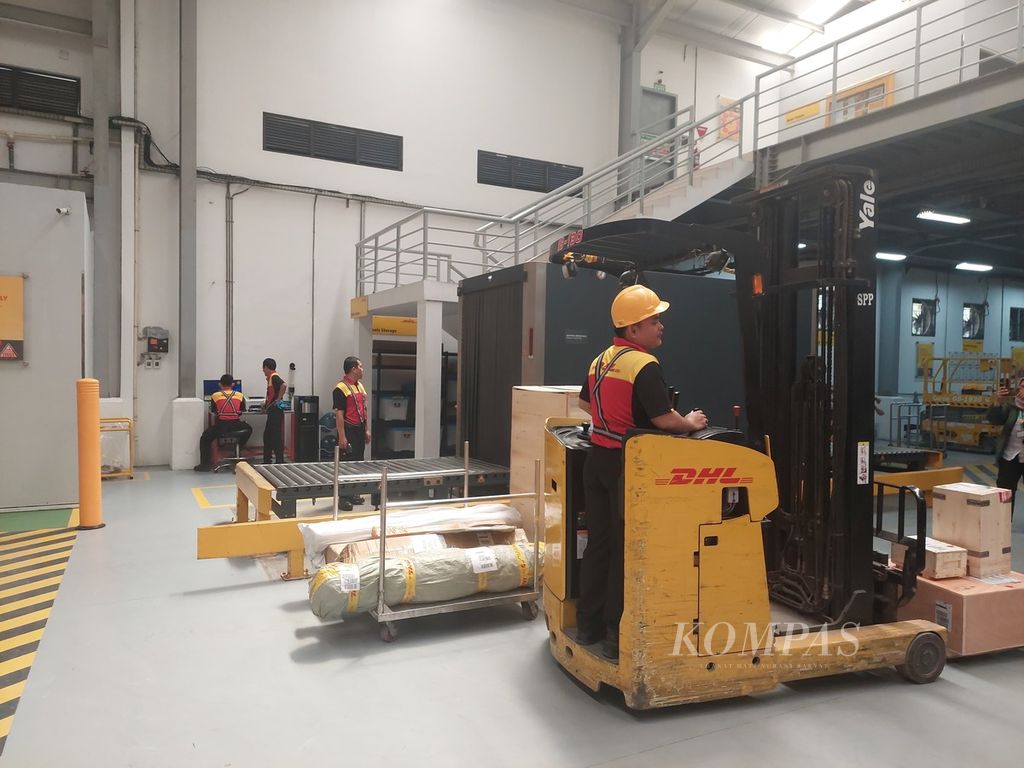 Activity at the DHL Express Point warehouse in Tangerang, Banten on Monday (29/4/2024). DHL is one of many courier service companies in Indonesia that provides mail, document, and package services from abroad to Indonesia or vice versa.